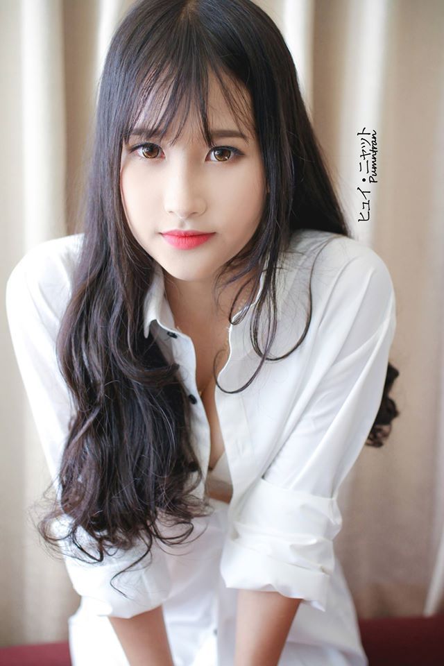不扣紐扣女孩