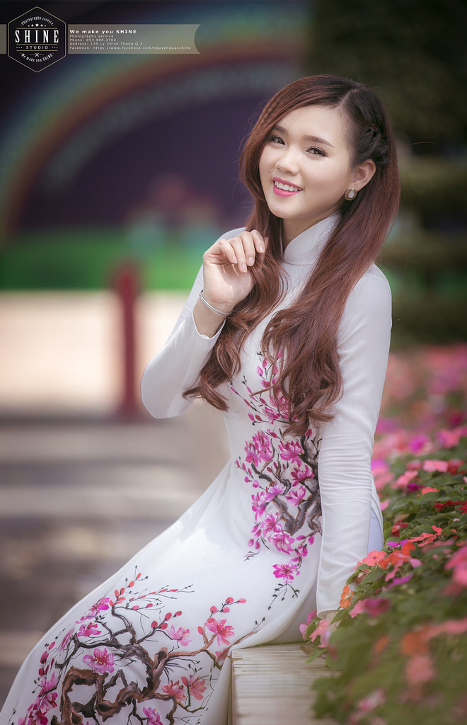 兩個(gè)女人在有風(fēng)景的海灘